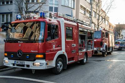 Waiblingen: Containerbrand greift auf Gebaeude ueber - Klinik und Geschaeftshaus betroffen - mehrere Verletzte